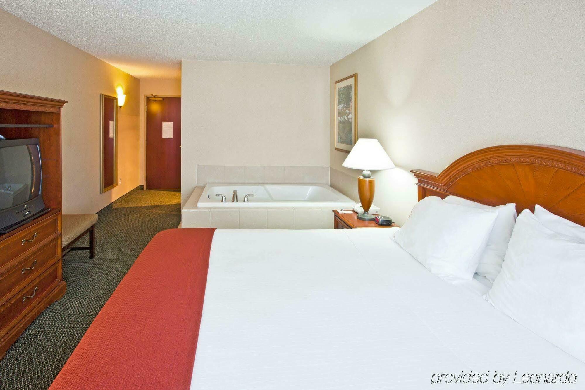 Holiday Inn Express Hotel & Suites Waterford By Ihg Exterior foto